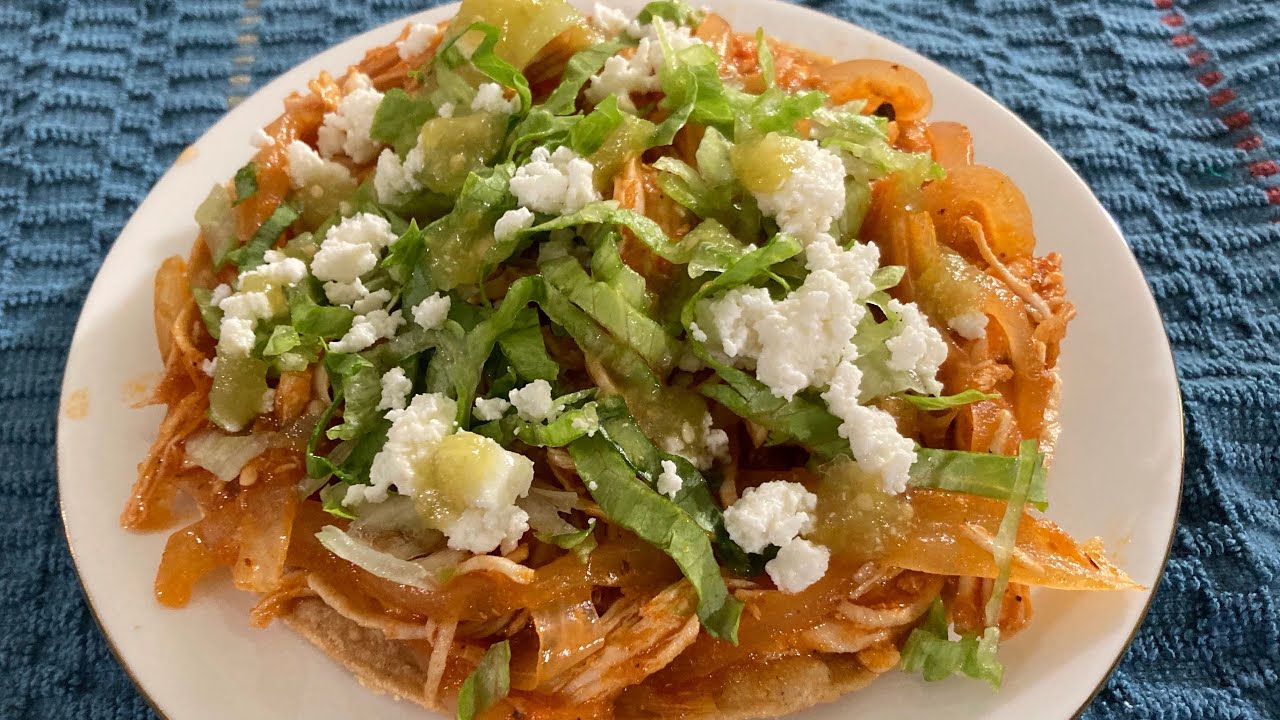 TOSTADAS DE TINGA DE POLLO con chipotle