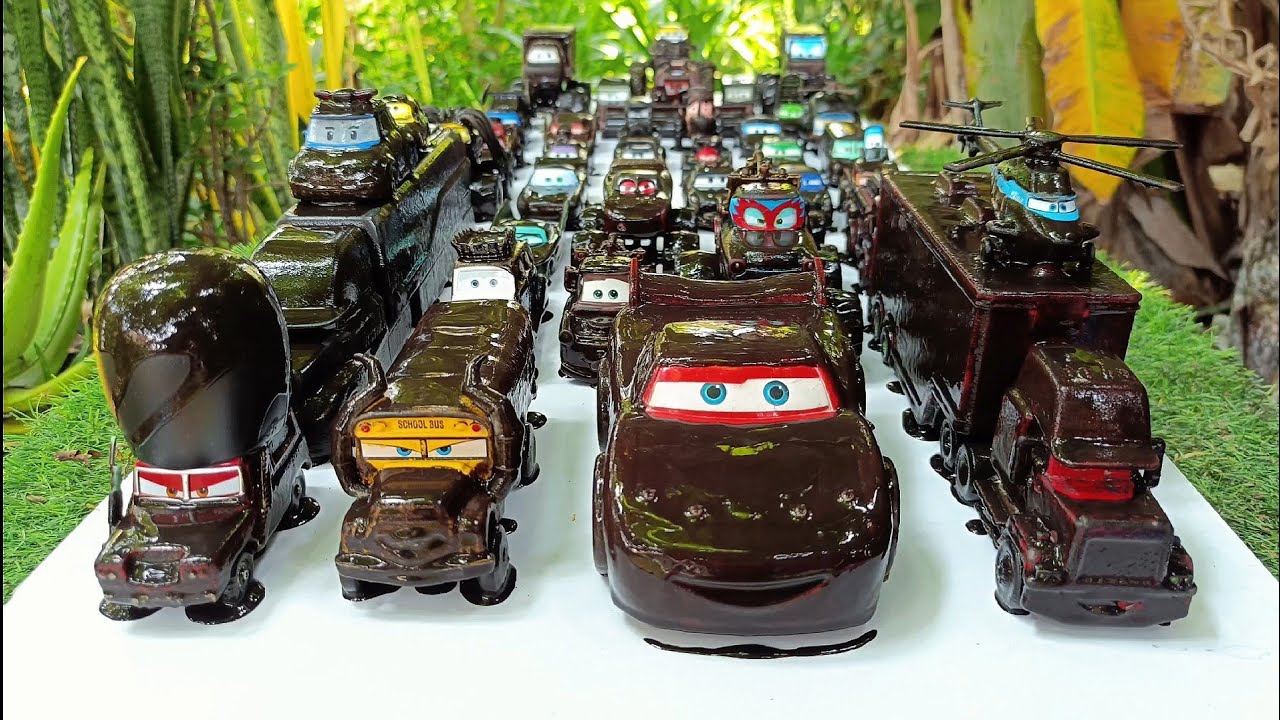 Clean up muddy mini cars & disney car convoys! Play in the garden