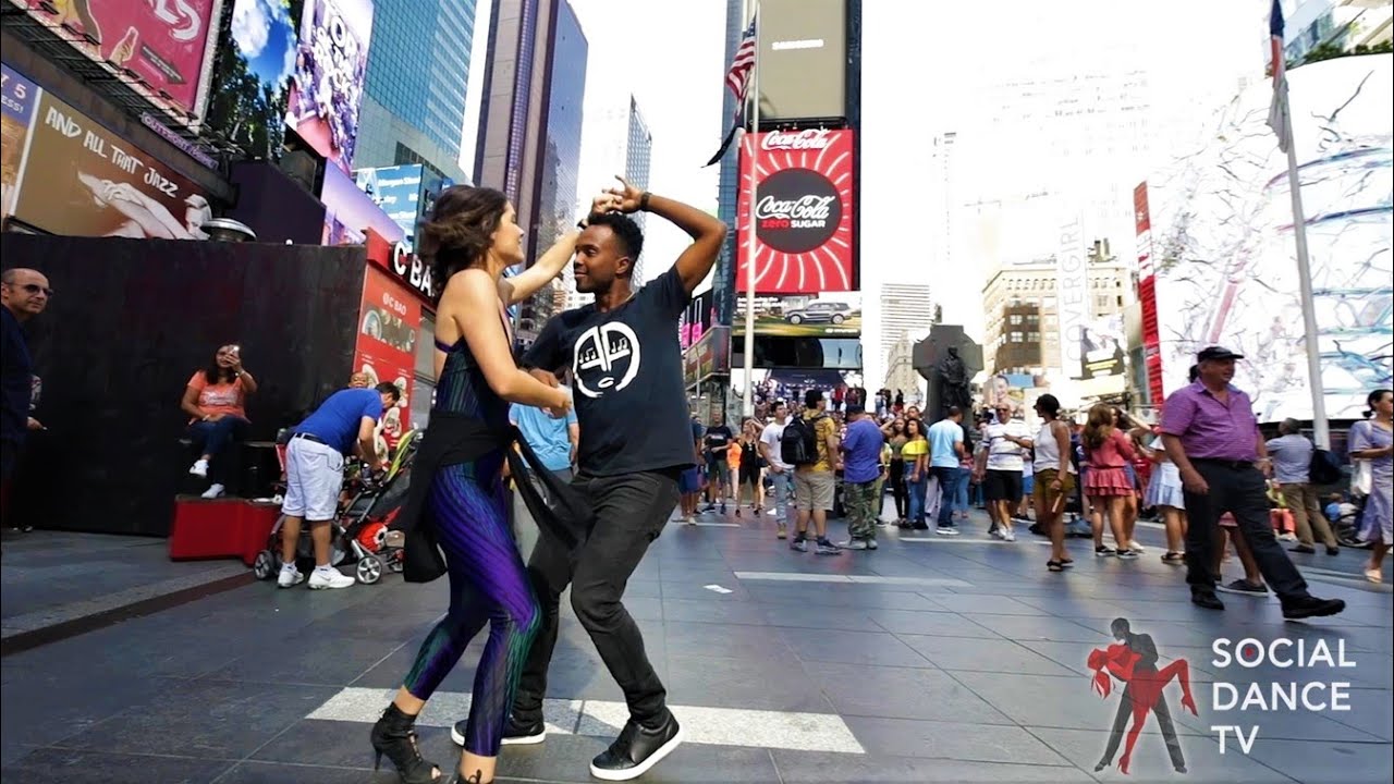 Edwin Ferreras & Dakhota Romero - Bachata in Times Square, New York