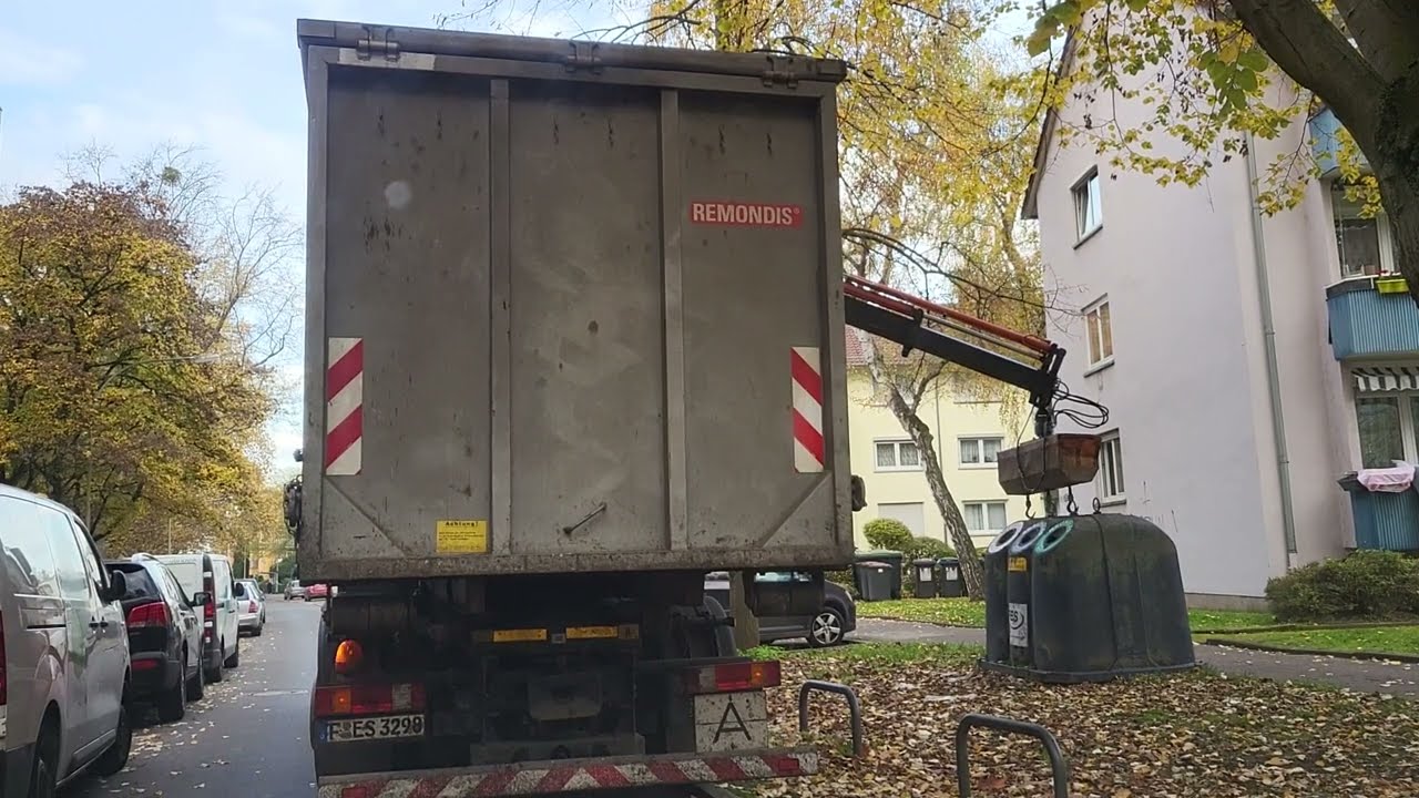 Müllabfuhr leert Glascontainer / Garbage Truck at work in Germany (glass container) Deutschland