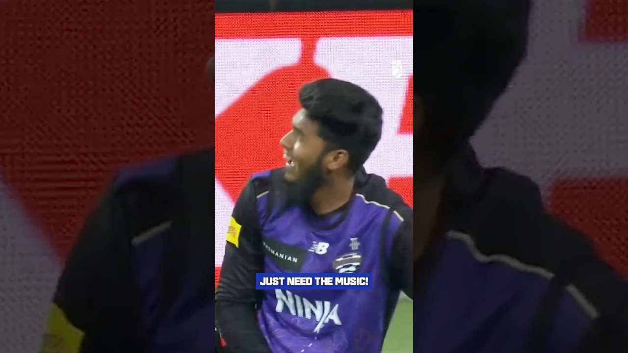 When the Hurricanes forget to field the ball 😂 #BBL15 #bigbash #cricket