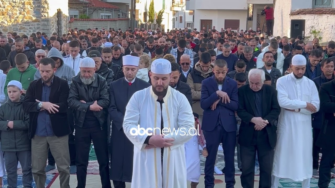 Fiter Bajrami në Korçë, qytetarët mblidhen në xhaminë e Ilias Bej Mirahorit | ABC News Albania