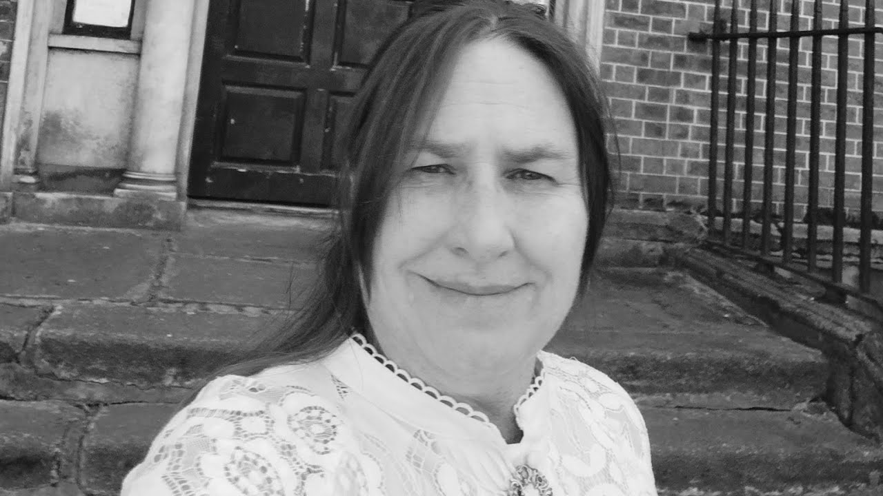 Мама Утка выступает в Дублине в День Блумсдня