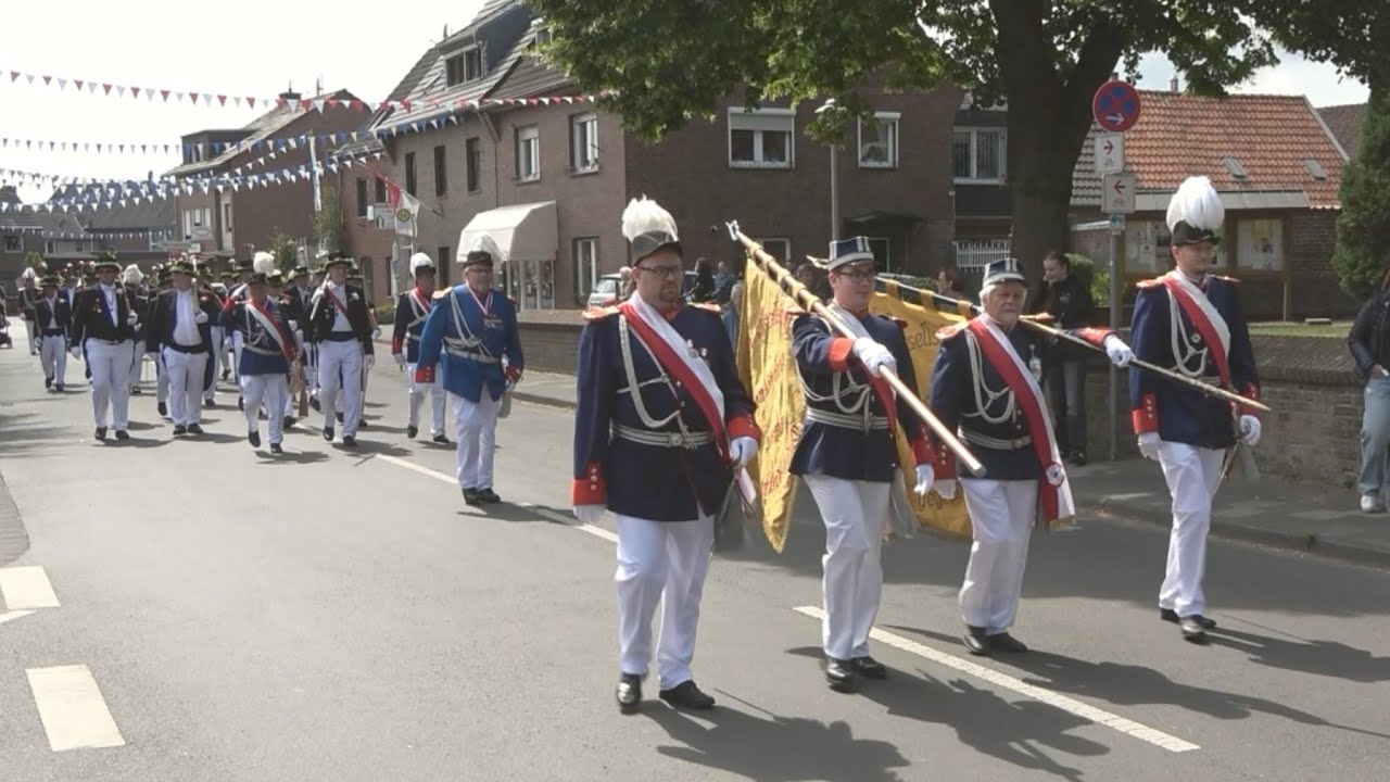 Schützenfest in Grevenbroich-Neukirchen. Das Reitercorps und das Grenadiercorps ziehen auf.