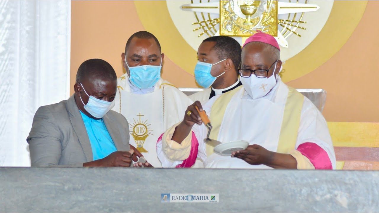 Namna ya Kutabaruku Kanisa;Vyungu vyenye Ubani, Kuzikwa Masalia ya Watakatifu, Altare Kupakwa Mafuta