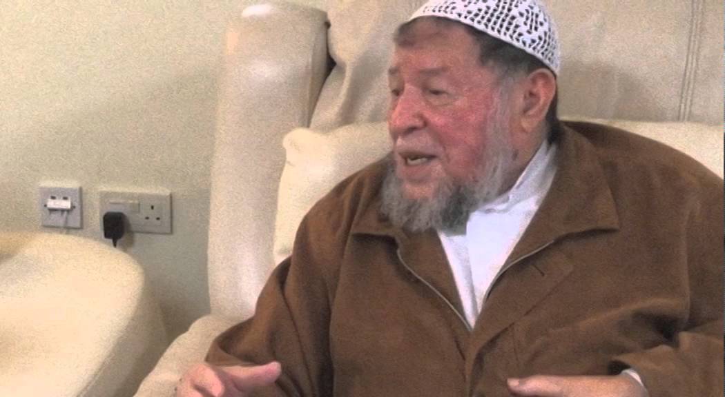 الشيخ عباسي مدني يعزي عائلة المجاهد آيت أحمد