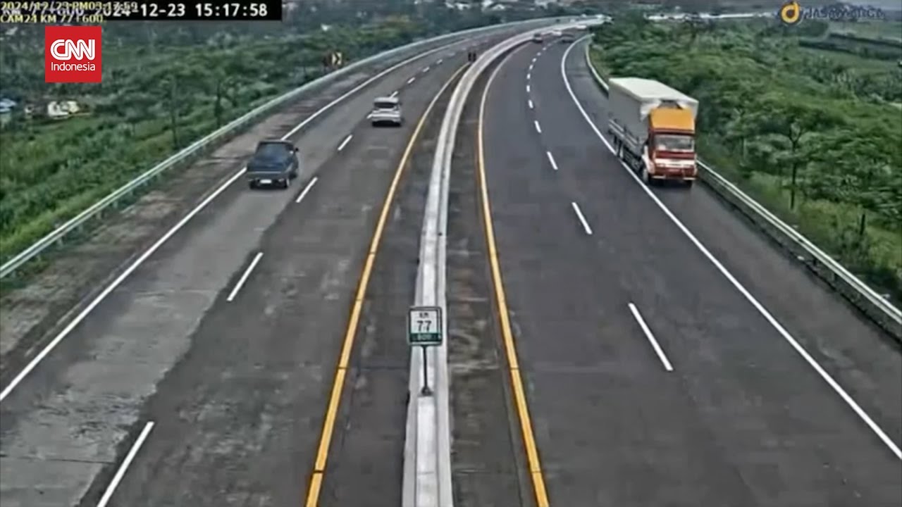 CCTV Detik-detik Truk Mundur Kecelakaan Tol Pandaan-Malang