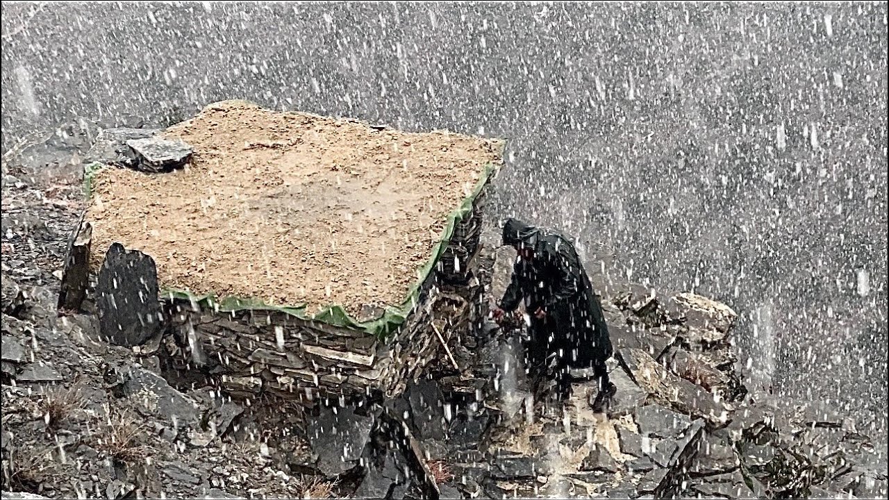Extremely winter building and Camping, Powerful Snow Falls.