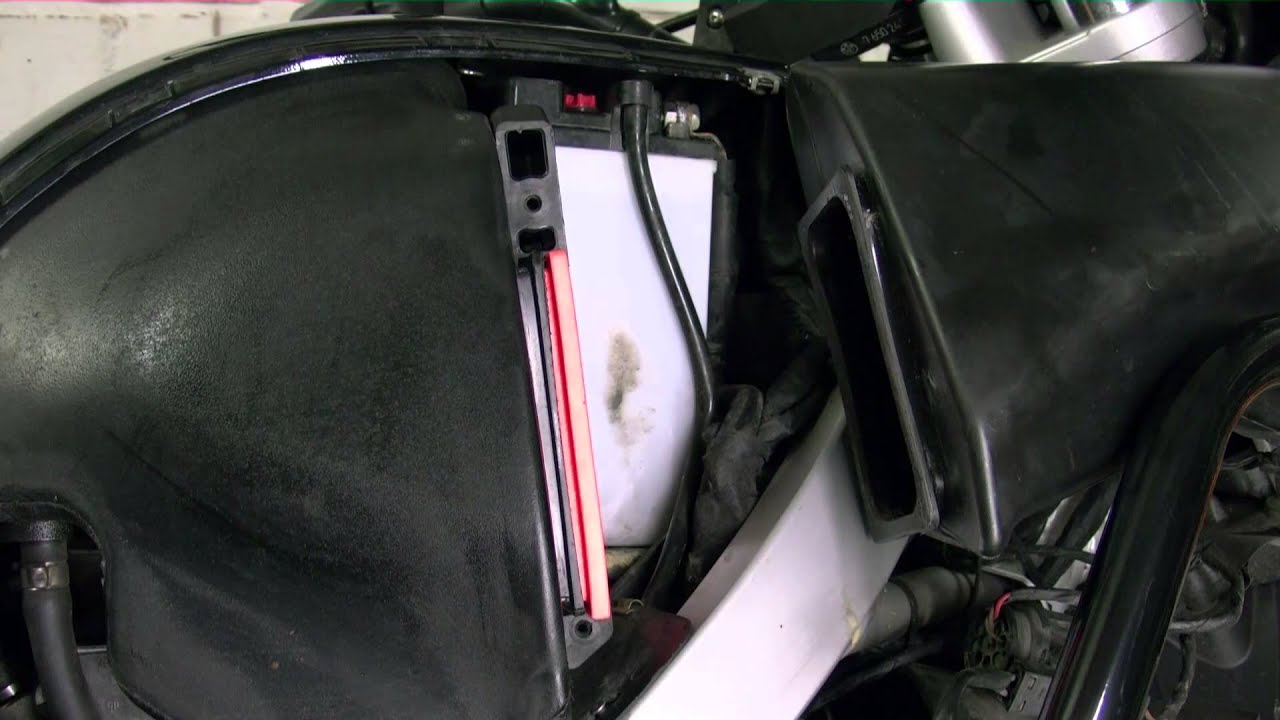 BMW F650GS - wymiana filtra powietrza