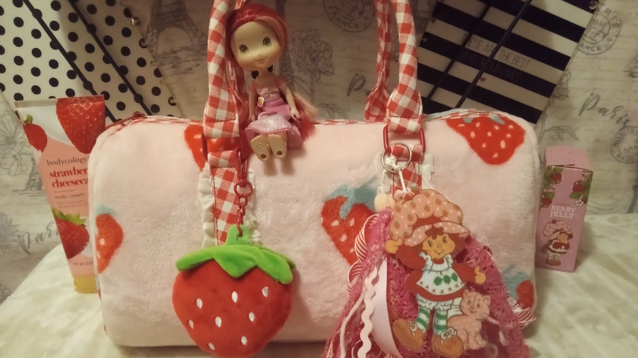 🍓What's In My Strawberry Shortcake Bag by Dolls Kill 🍓 #WIMB #StrawberryShortcake #Collectibles