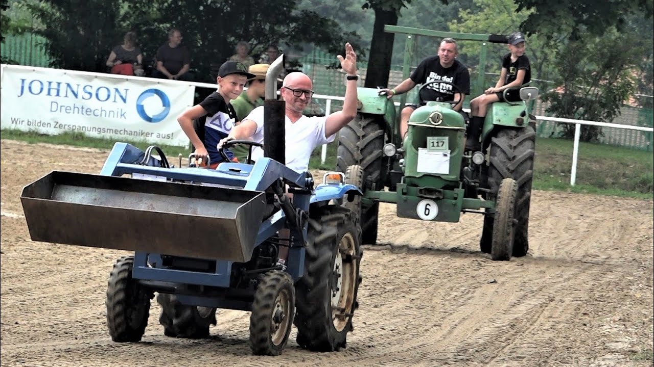 Große Traktorparade auf dem Festgelände in Kemnitz am 28.08.2022