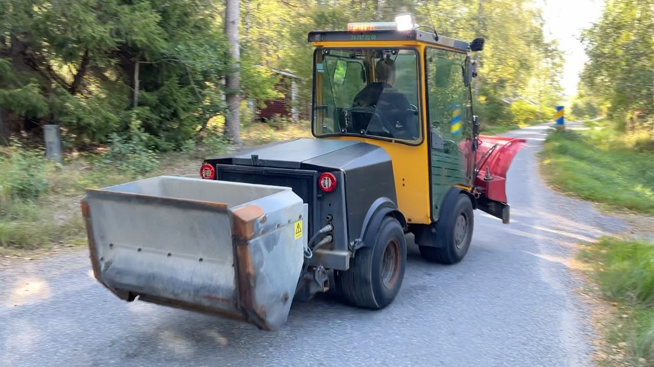 Köp Redskapsbärare Belos Trans Pro 54 med vikplog och sandspridare på Klaravik