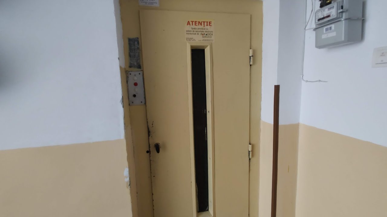 Old Original IFMA Traction Elevator @ Piața Stefan cel Mare, Piatra-Neamț, Romania