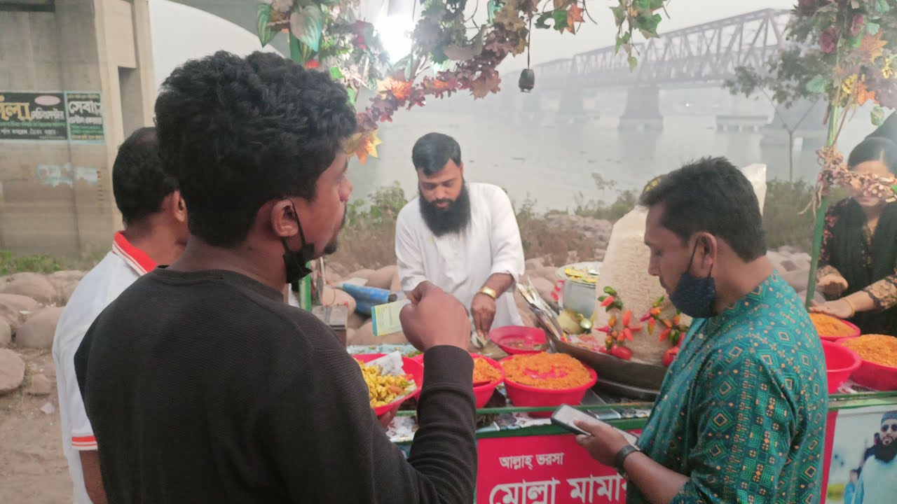 Mulla mama unique jhalmuri maker | Bangladeshi Street Food