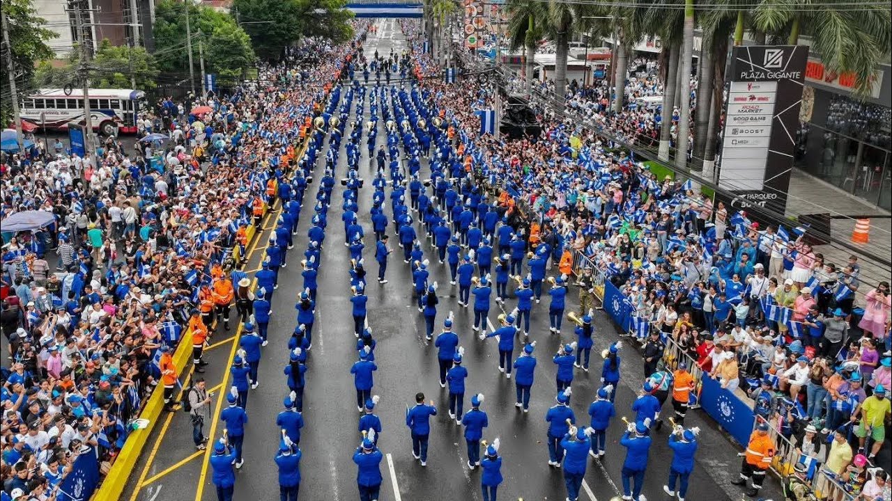 DESFILE DE INDEPENDENCIA DE EL SALVADOR 15 DE SEPTIEMBRE.  SAN SALVADOR 2025