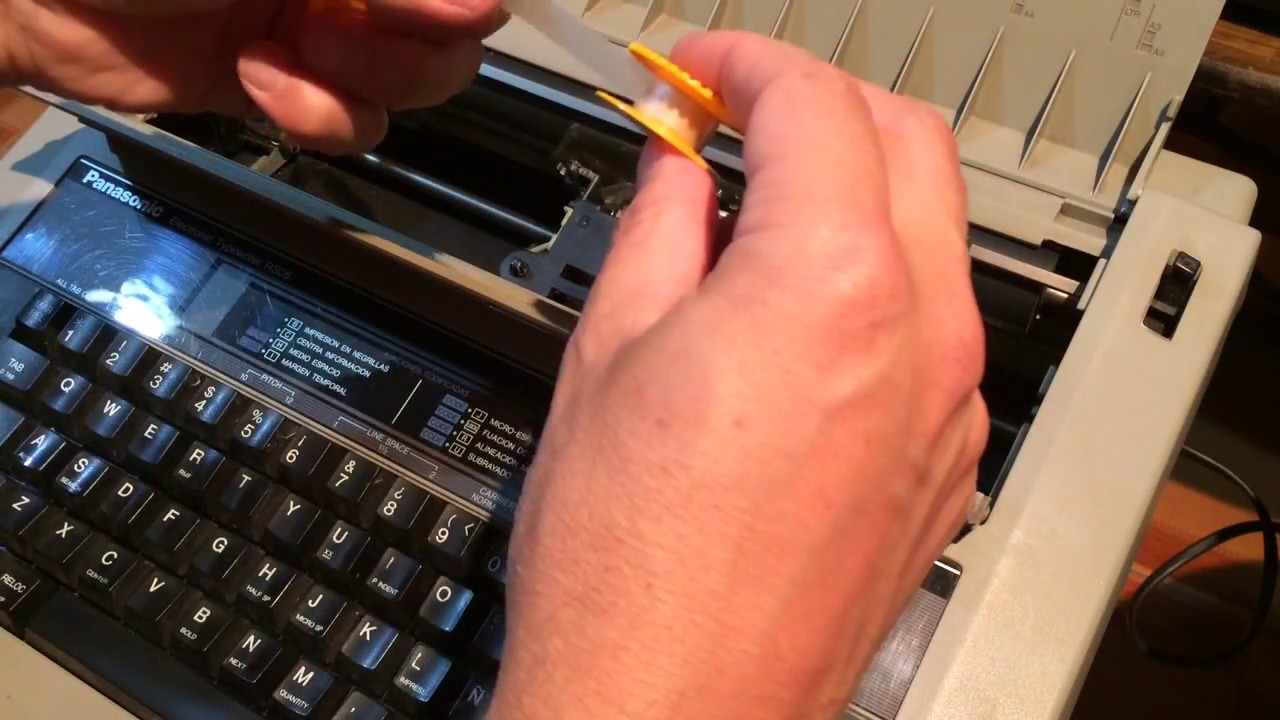 Instalación de cinta de escribir y correctora de Maquina de escribir Panasonic.