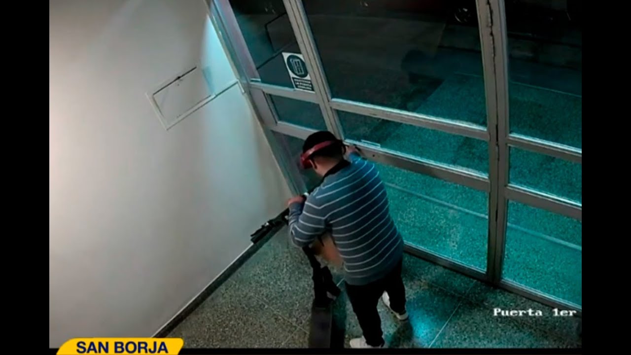 Delincuente ingresa a un edificio en San Borja y roba scooter en menos de 3 minutos