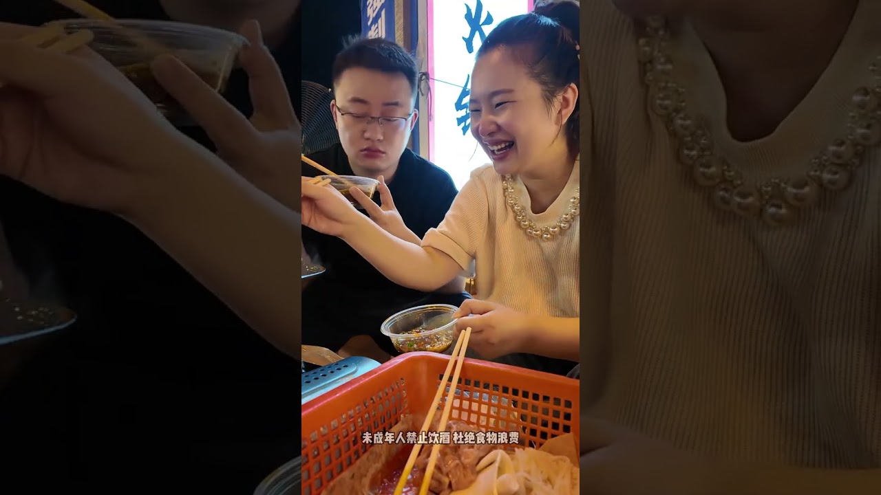 你真的是我减肥路上的绊脚石 你们评评理我明明是去跑步，结果她带了这么多的东西，你们说她是不是故意的#90后夫妻真实生活 #两个人的美好时光