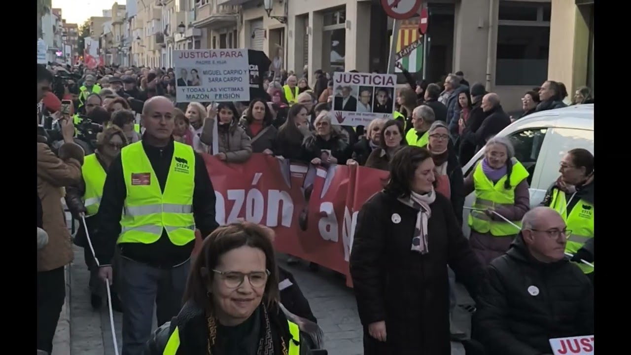 INICI 15ª MANIFESTACIÓ MAZÓN A PRESÓ - Estrela roja de Benimaclet encapçalant la manifestació.