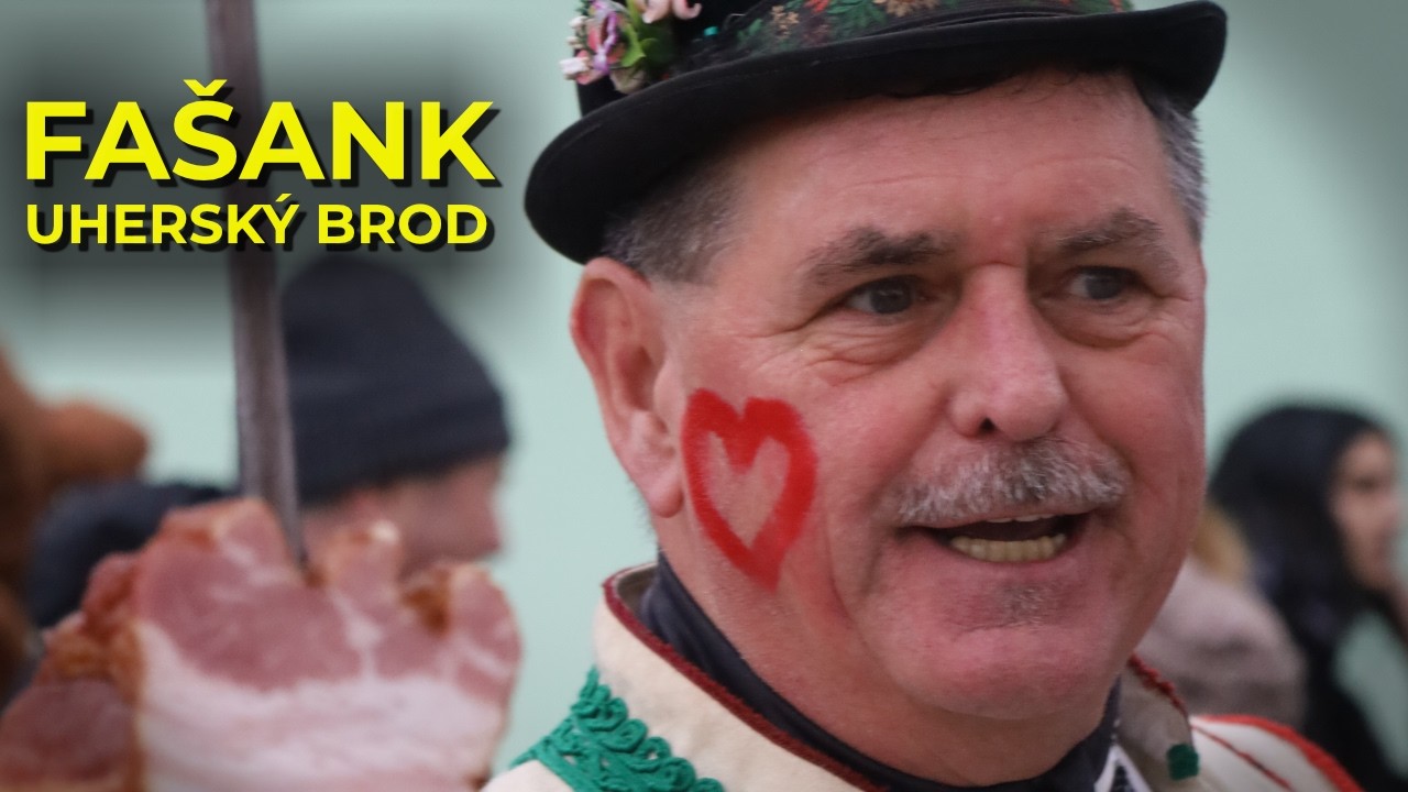 Fašank v Uherském Brodě – muzika a zpěv před restaurací Balkán (15. 2. 2026)