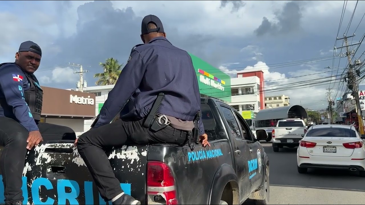 Recorrido de la policía por los barrios de Macorís, varios detenidos 