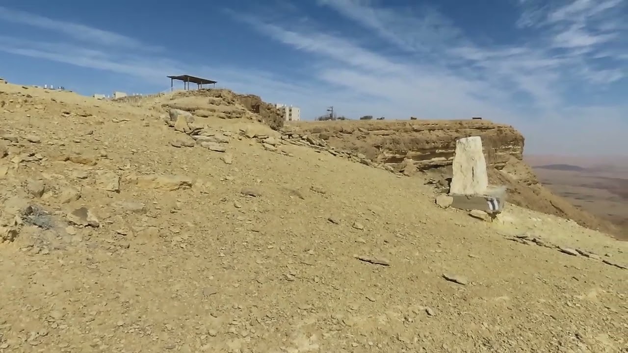 Ramon Crater and the endless desert sky |Кратер Рамон и бесконечное небо над пустыней