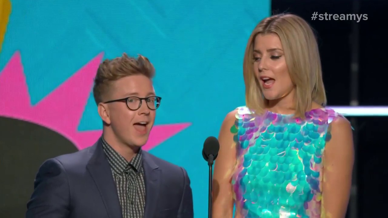 Grace Helbig and Tyler Oakley Presents Breakout Creator to David Dobrik - Streamy Awards 2017