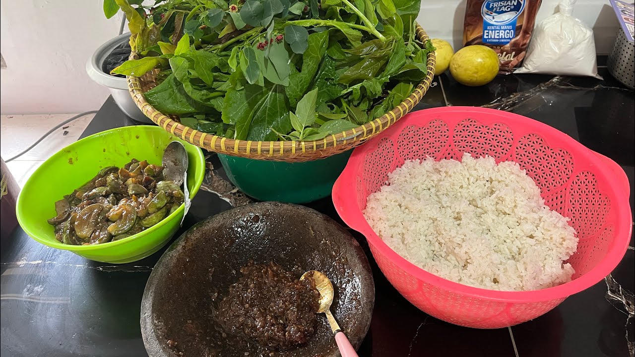  Lalaban sambel dan bibi enon kerja di sawah nih 