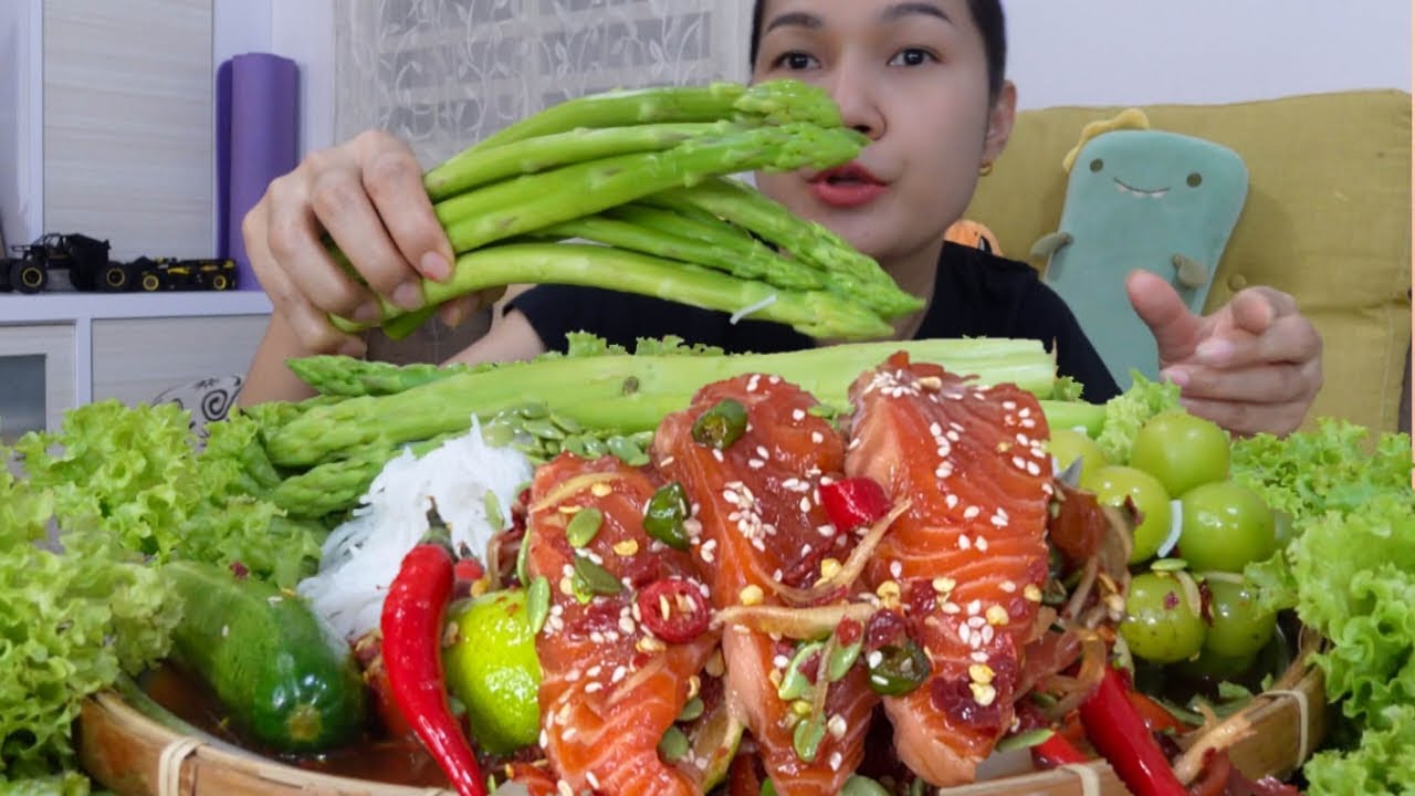 อย่าหาทำอีกเด้อเกือบตุย ส้มตำขนมจีนแซลม่อกุ้งดอง แซ่บมาก หน่อไม้ฝรั่งกำใหญ่หน่ออวบๆ|wernwoei