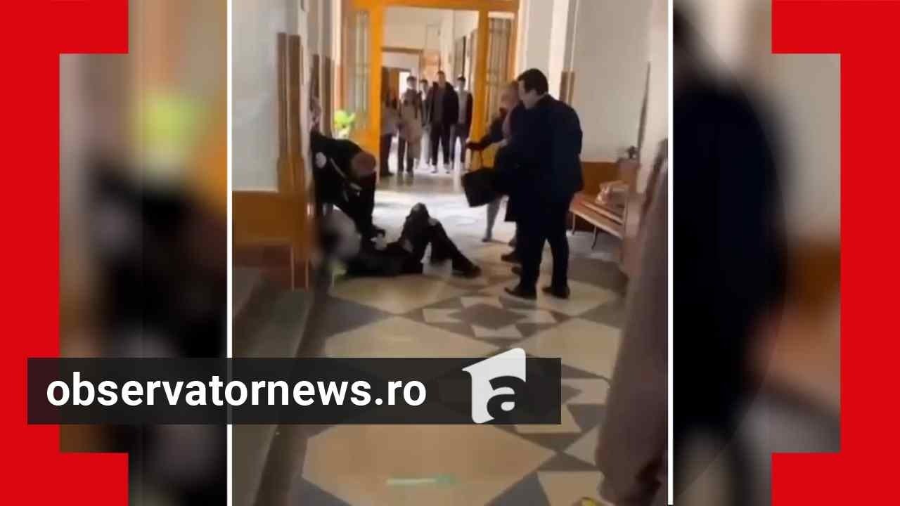 Elevul din Mureş şi-a bătut diriginta de faţă cu mama lui. S-a răzbunat pentru că a chemat Poliţia