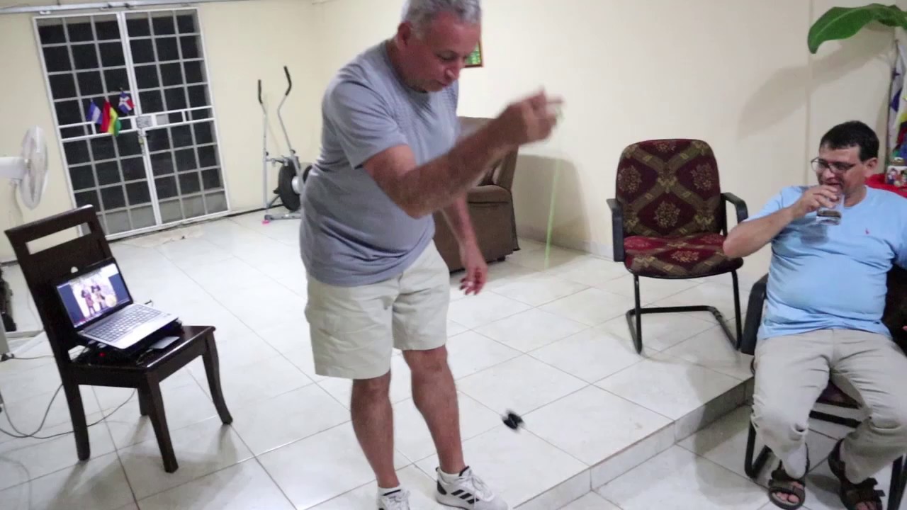 Guillermo Restrepo realiza increíbles trucos con el YOYO