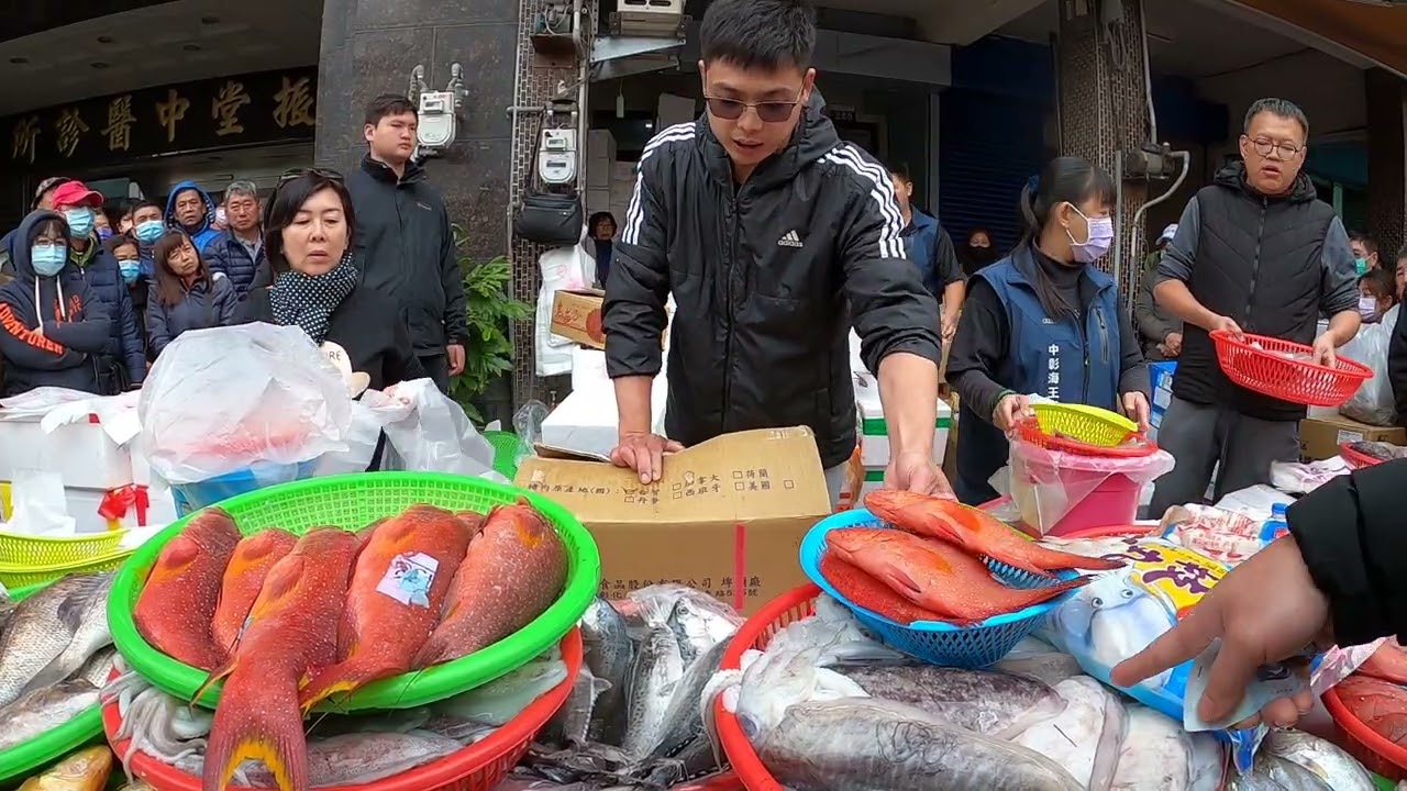 懶得切了鯊魚直接賣整塊的 好誇張 #中彰海王子 #烏日火車站 #海鮮叫賣 #海鮮拍賣
