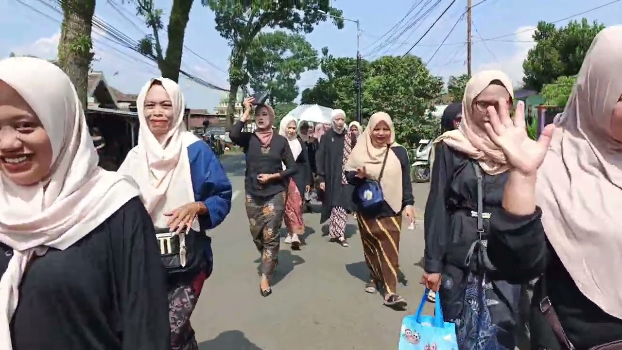 Pawai Karnaval dan pengenalan Pakaian adat Nusantara dalam rangka HUT TK Muslimat NU 1 Sukolilo 