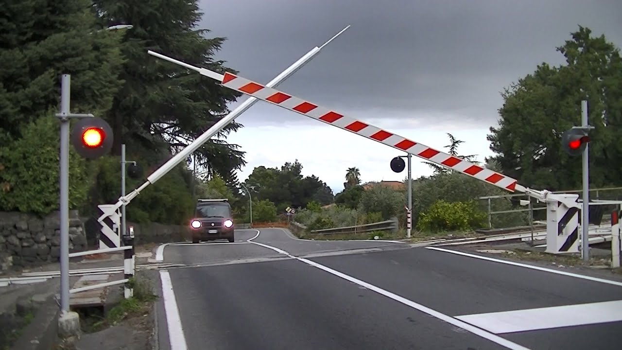 Spoorwegovergang Piedimonte Etneo (I) // Railroad crossing // Passaggio a livello