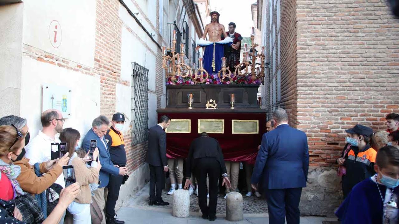 La procesión de Jesús Despojado sortea los bolardos del callejón de Santa María de Alcalá de Henares