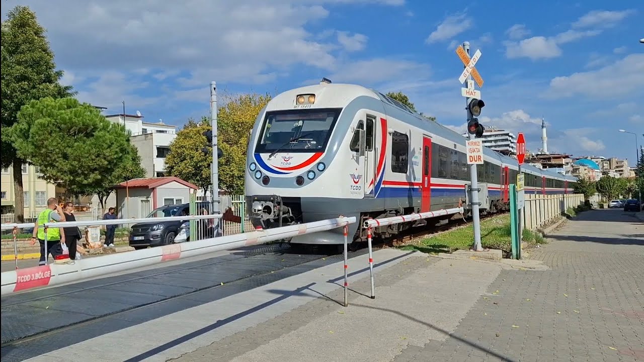 DENİZLİ-İZMİR TRENİ NAZİLLİ HEMZEMİN GEÇİT BARİYERLERİNDEN GEÇİYOR...