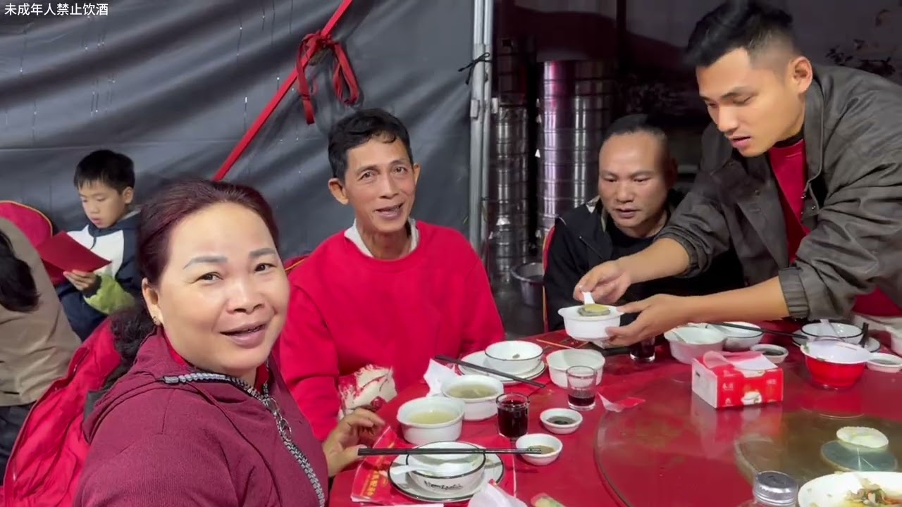 带越南丈母娘老丈人刚来中国就吃上席面，丈母娘感叹，每次都这么丰盛！