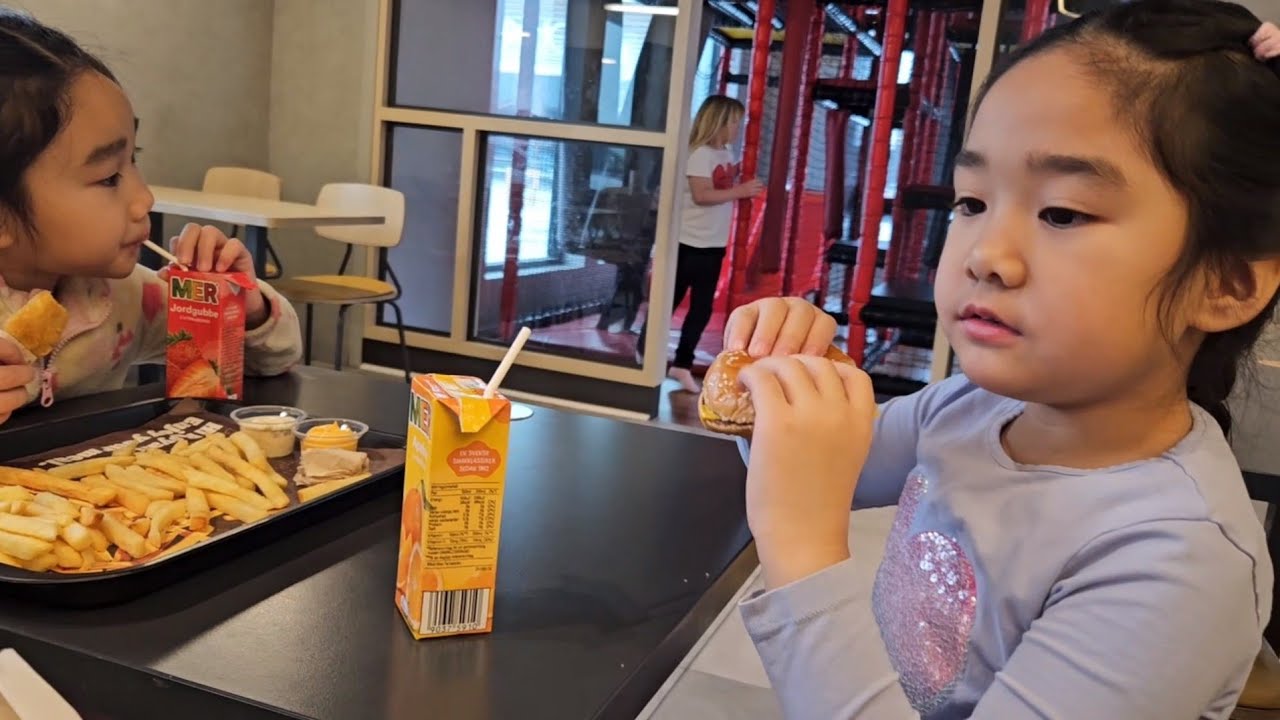 🇻🇳❤️🇸🇪 một ngày nghỉ nhẹ nhàng của gia đình nhỏ đi Burger king   cho các con vừa ăn vừa chơi