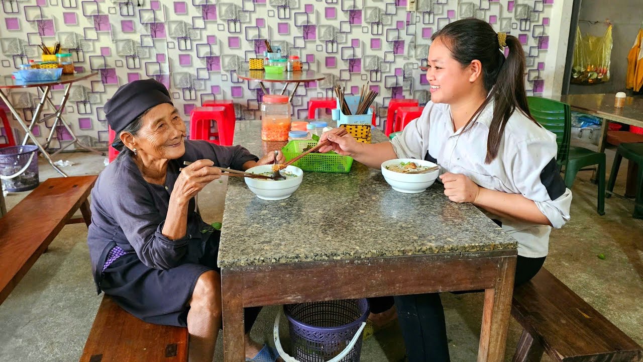 The homeless girl took the old lady into town to eat her favorite noodles. She was very touched.