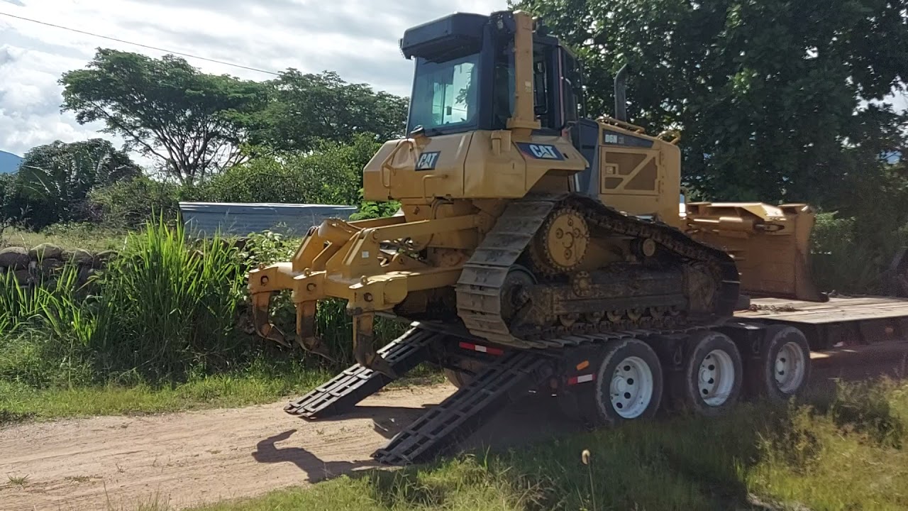 bajando un trator de orugas de una cama baja
