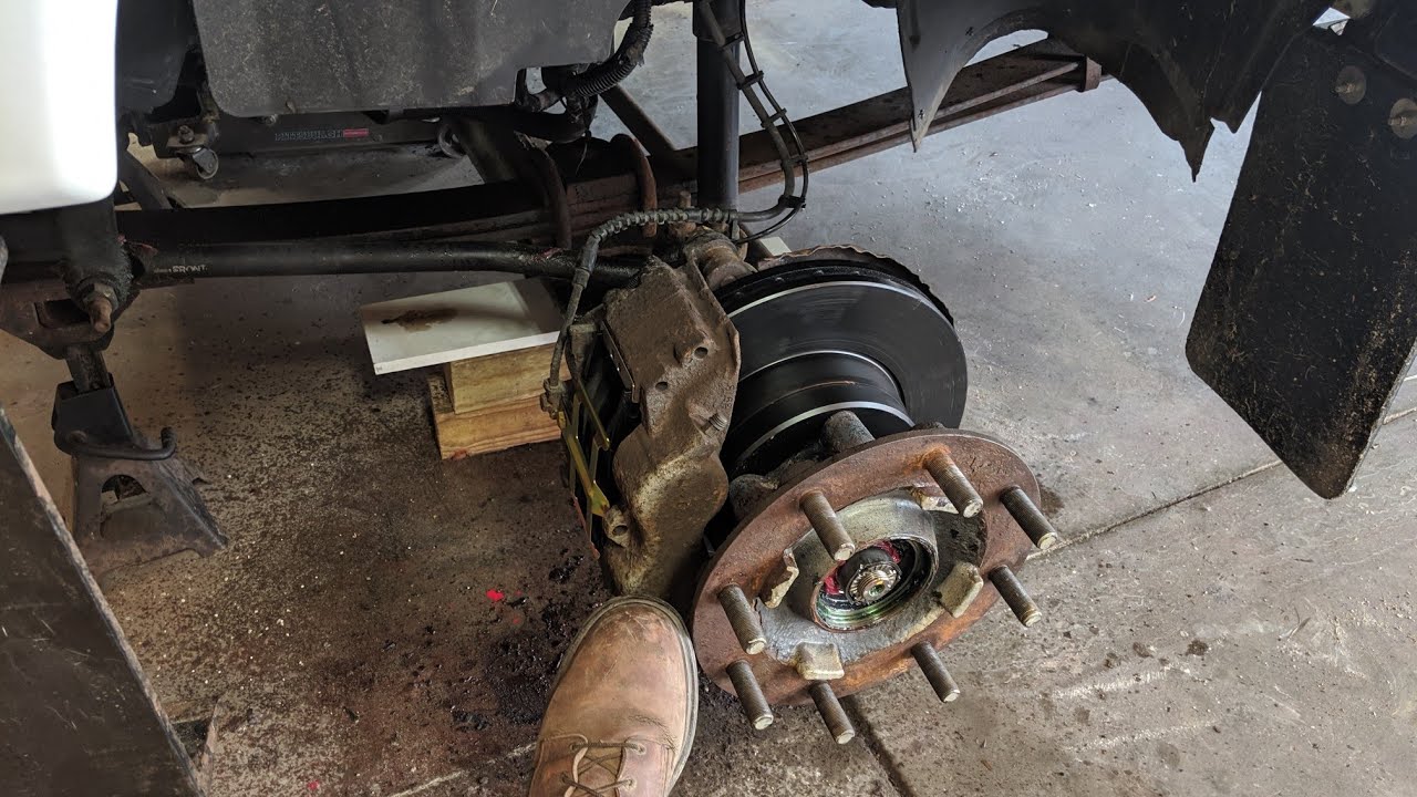 Замена переднего тормозного ротора на C5500 GMC Topkick Duramax