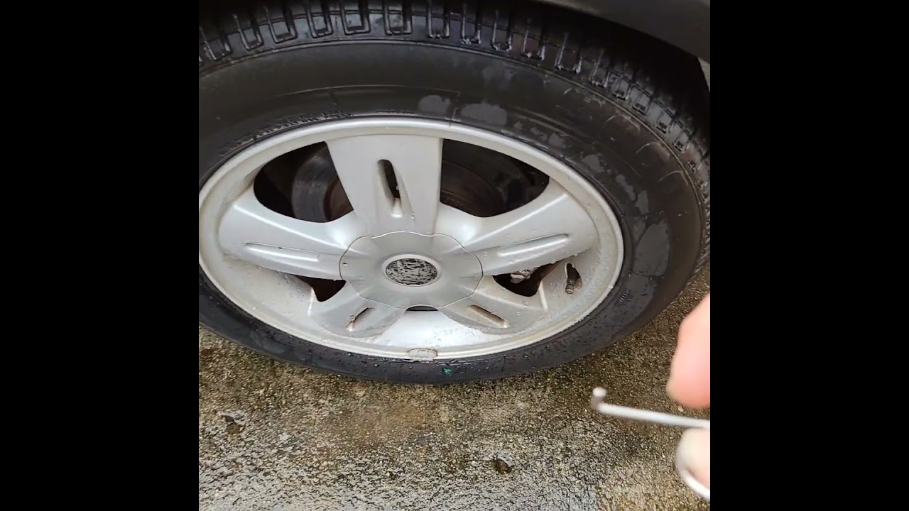 2005 Mini Cooper hub center cap removal and installation.