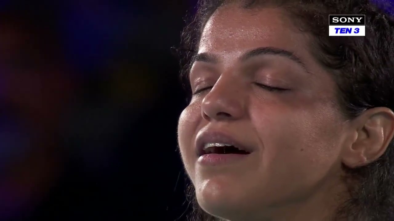 Gold Medalist Sakshi Malik got emotional during the national anthem
