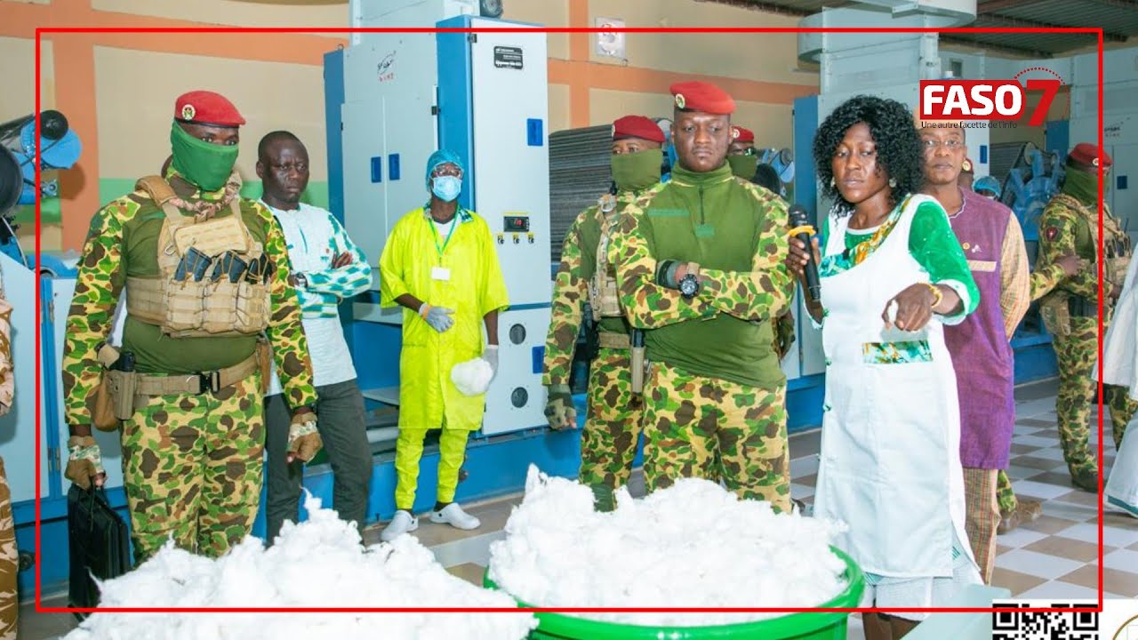 Burkina Faso : Le Capitaine Ibrahim Traoré visite la Société de Fabrication de Coton Burkinabè