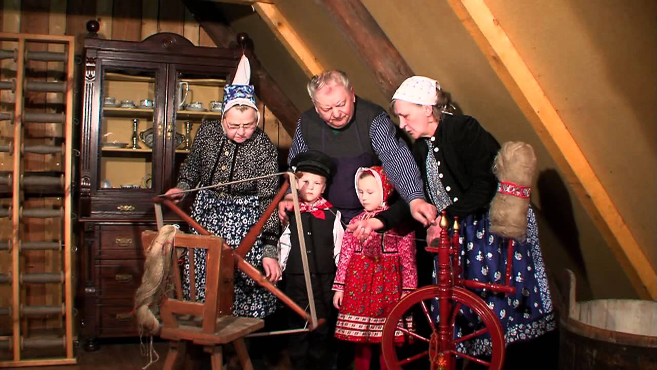 SORBEN - Leinenweben auf dem Webstuhl im Dorfmuseum Njepila- Hof in Rohne - LAUSITZ