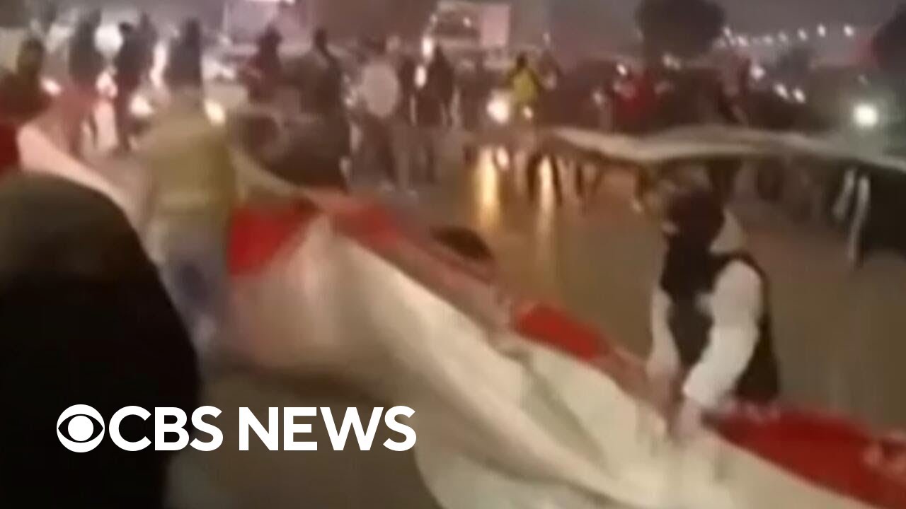 Protesters rip Iranian flag as anti-government protests heat up