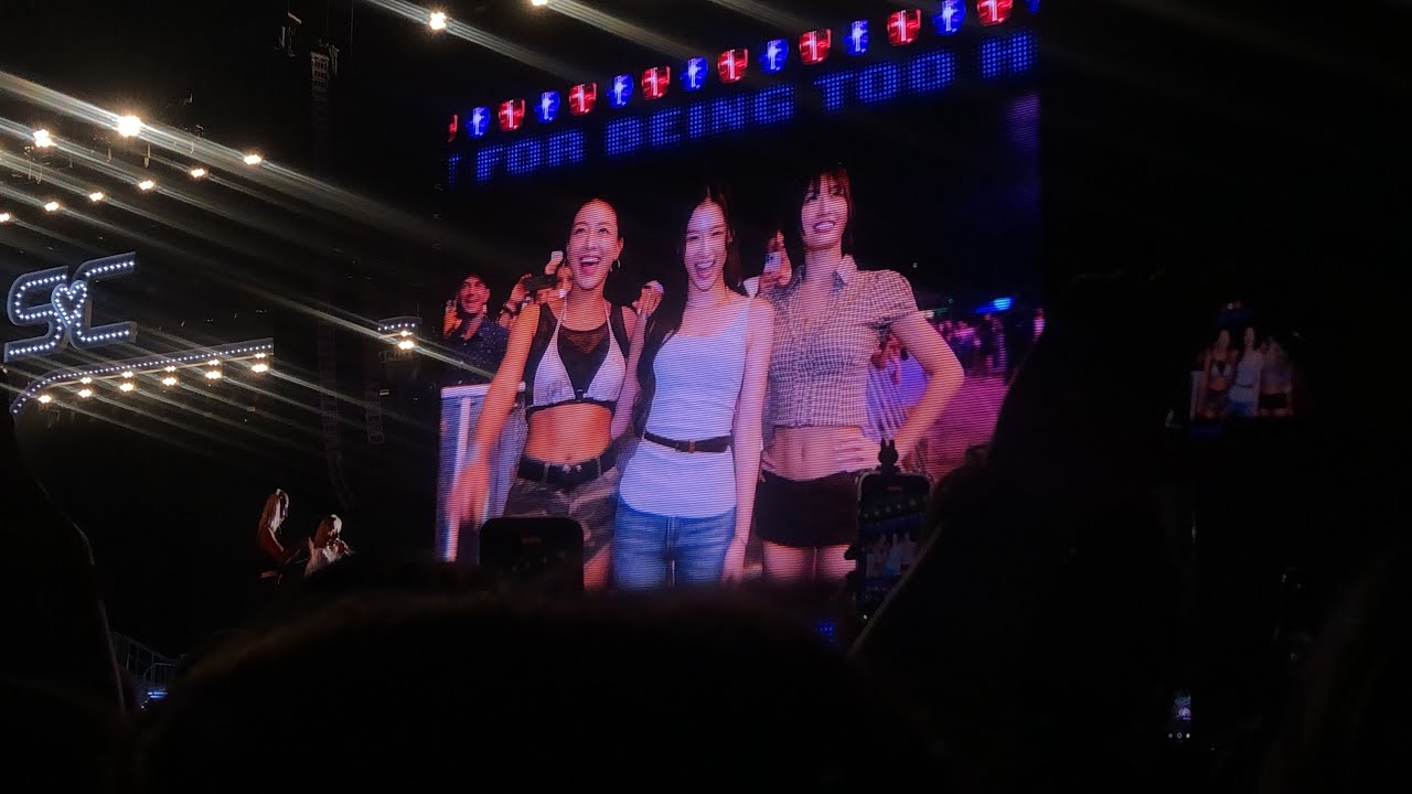 Sabrina Carpenter arrests TWICE at Lollapalooza Chicago 2025