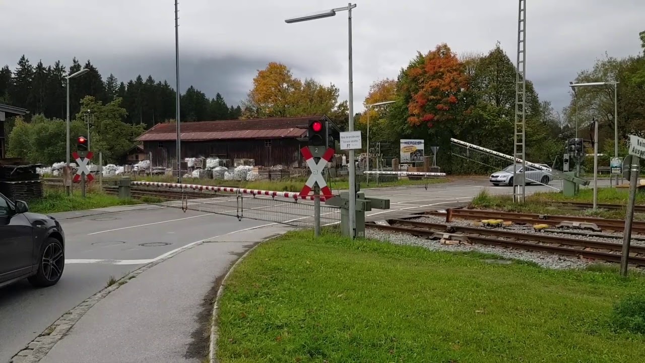 [B&Uuml;S72] Bahn&uuml;bergang Schaftlach, Piesenkamer Stra&szlig;e[3] // Railroad Crossing // Spoorwegovergang