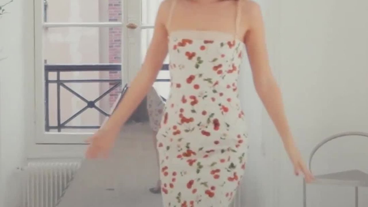Jeanne Damas revisite l'irr&eacute;sistible robe cerise de Dolce Gabbana