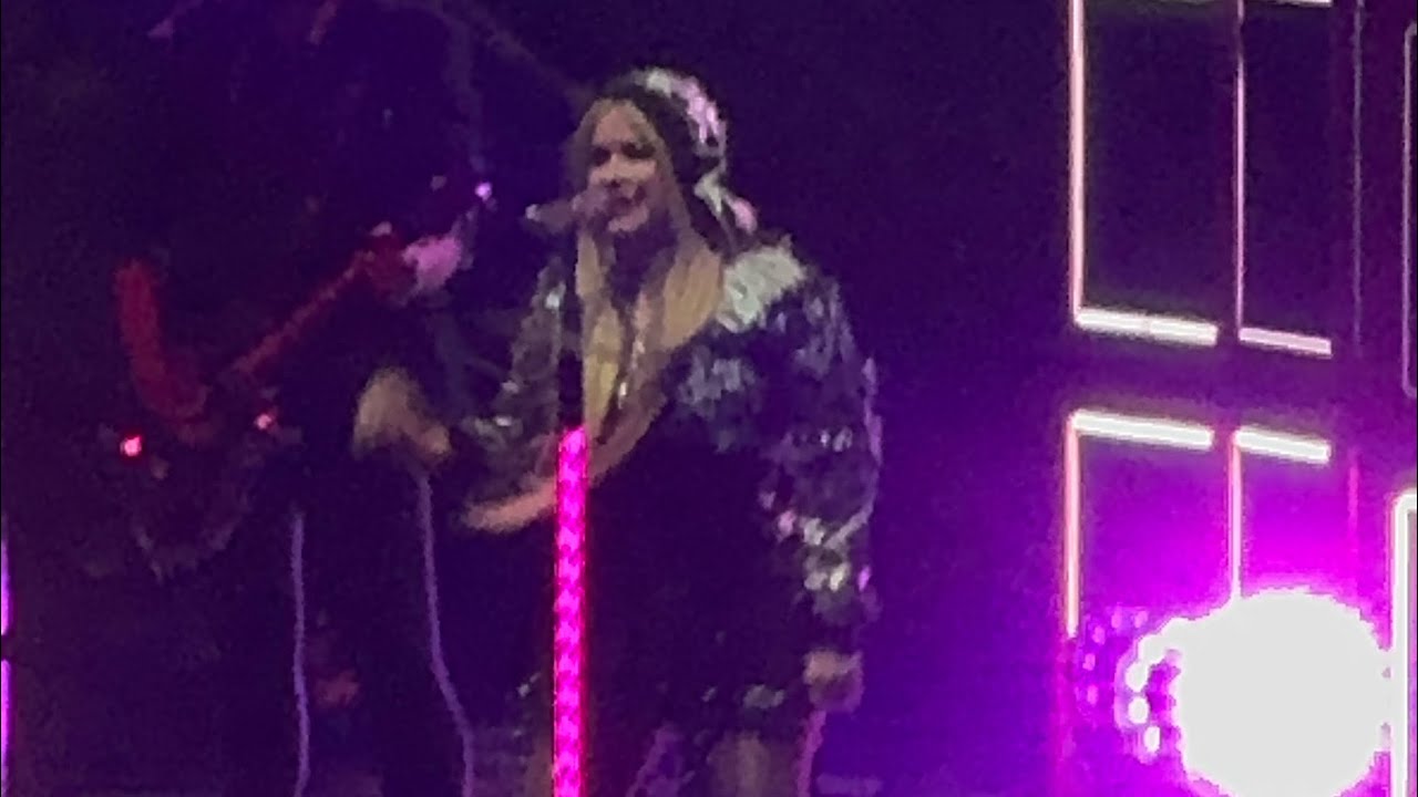 Avril Lavigne “Here’s to never Growing Up”  Calgary Concert The Greatest Hits